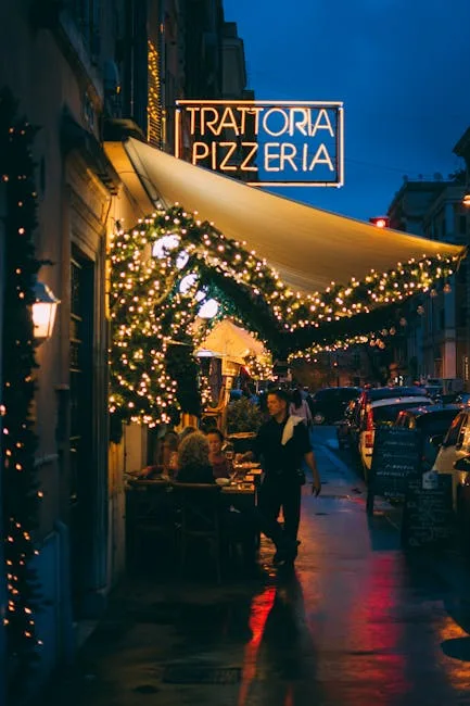 Terrasse illuminée sous auvent, clients dînant près d'une trattoria romaine.