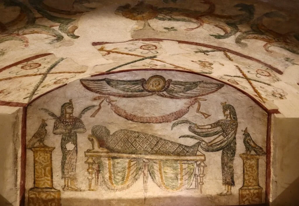 Fresque funéraire romaine dans catacombe représentant un corps et des figures ailées