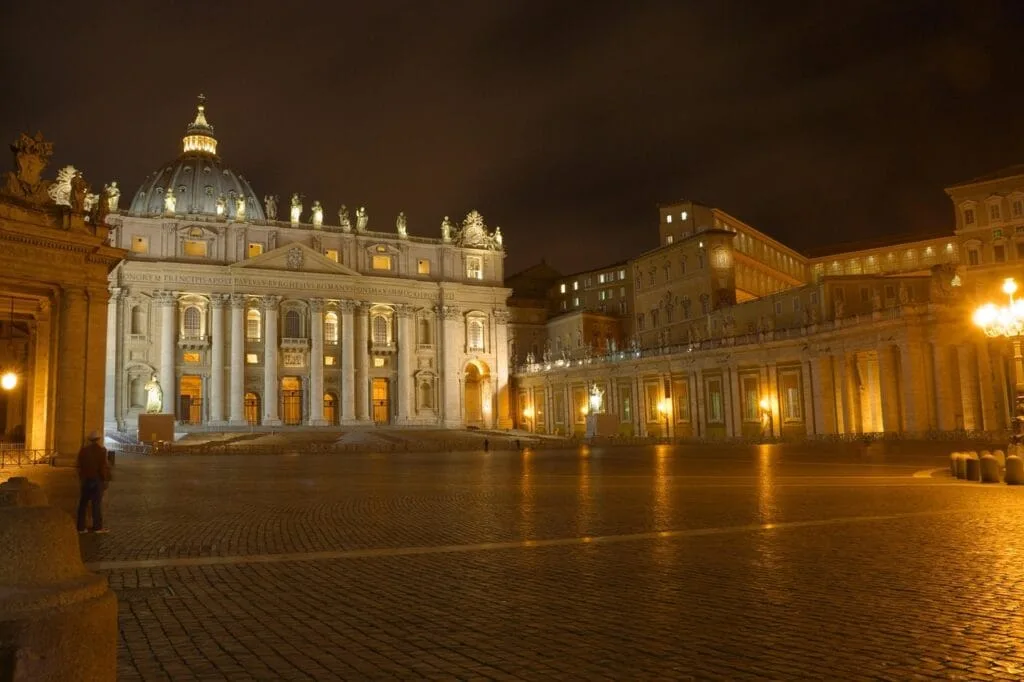 Place Saint‑Pierre illuminée la nuit devant la basilique du Vatican à Rome