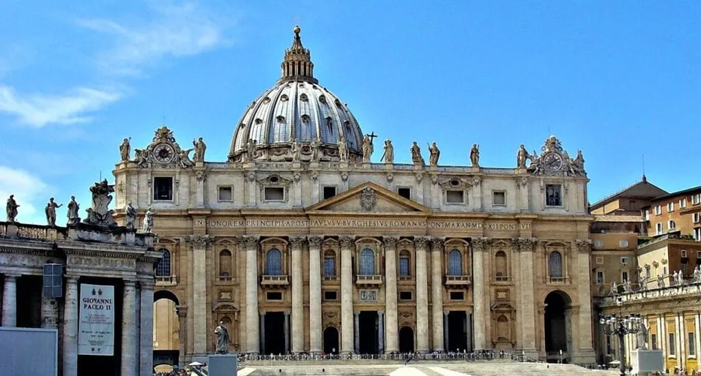 Façade principale de la basilique Saint‑Pierre sur la place du Vatican, Rome
