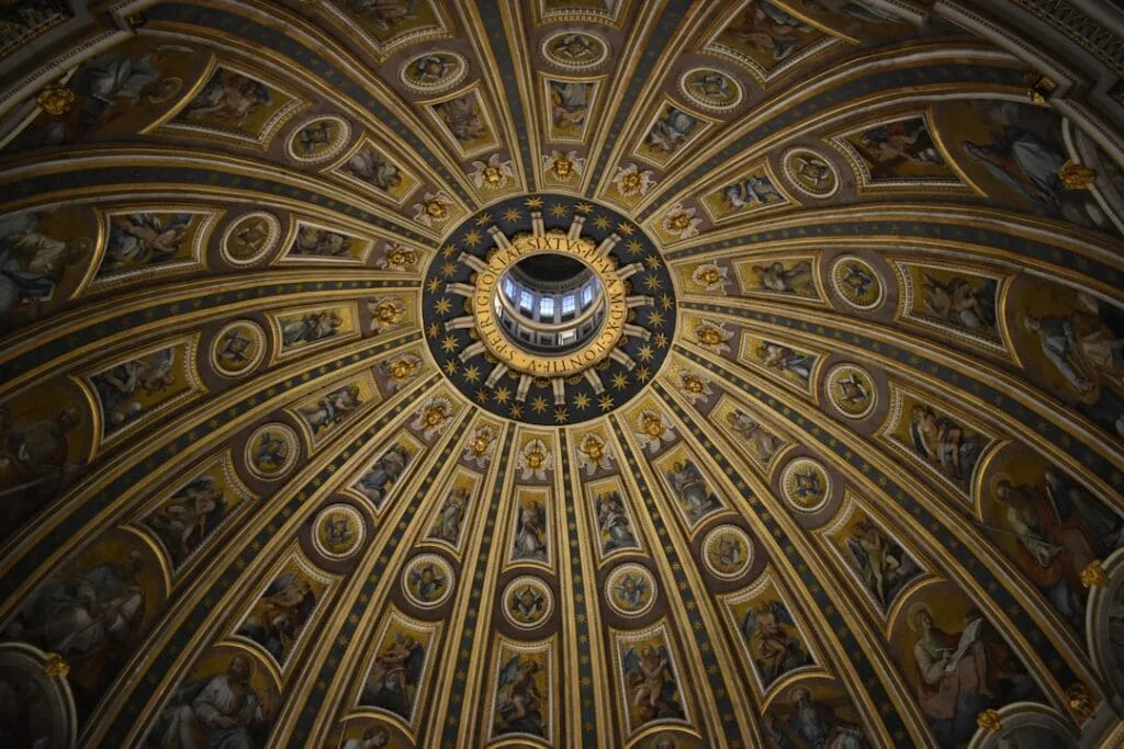 Dôme orné aux peintures radiales avec oculus central, Rome (Vatican)