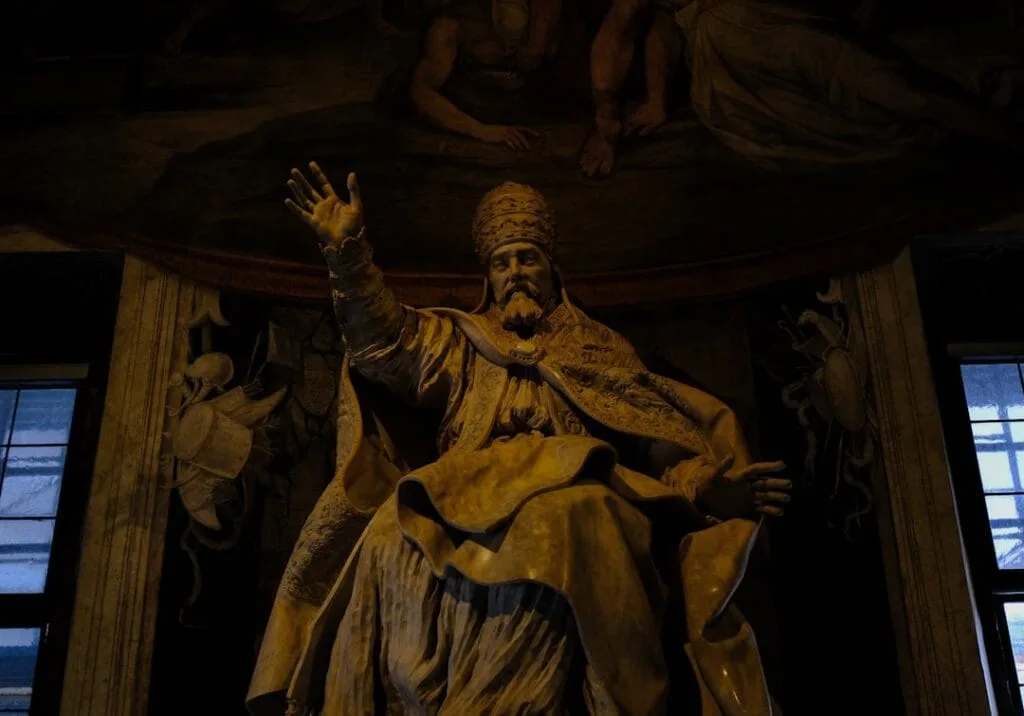 Statue papale grandeur nature dans un intérieur d'église ou musée à Rome