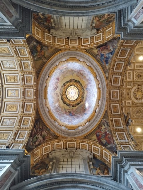 Dôme richement décoré de la basilique Saint‑Pierre au Vatican, Rome.