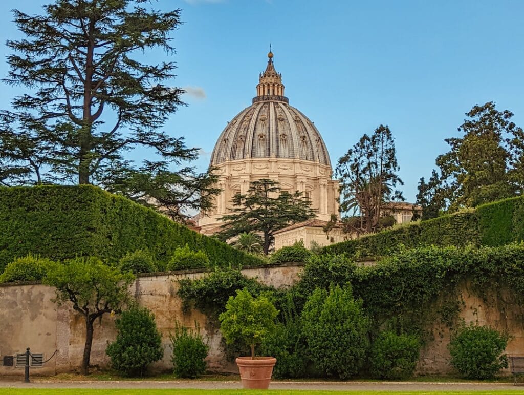 Coupole de la basilique Saint‑Pierre vue depuis les jardins du Vatican.