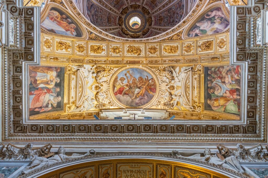 Plafond sculpté et doré d'une galerie vaticane à Rome.