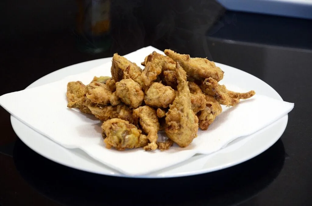 Assiette de carciofi fritti fumants, spécialité de rue à Rome