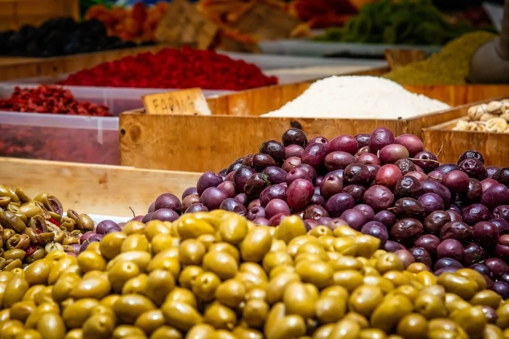 Olives vertes et violettes empilées dans des caisses au marché de Trastevere