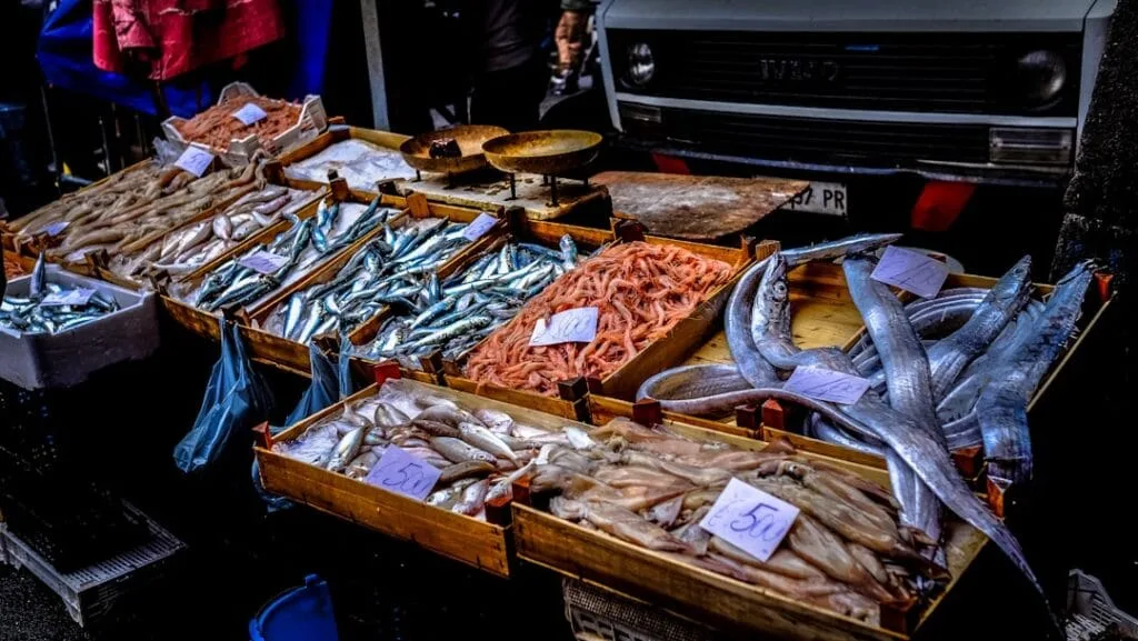 Étal de poisson frais avec crevettes et maquereaux dans un marché de Trastevere