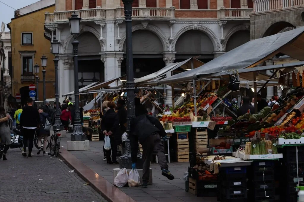 Marché en plein air près d'un bâtiment historique à Rome