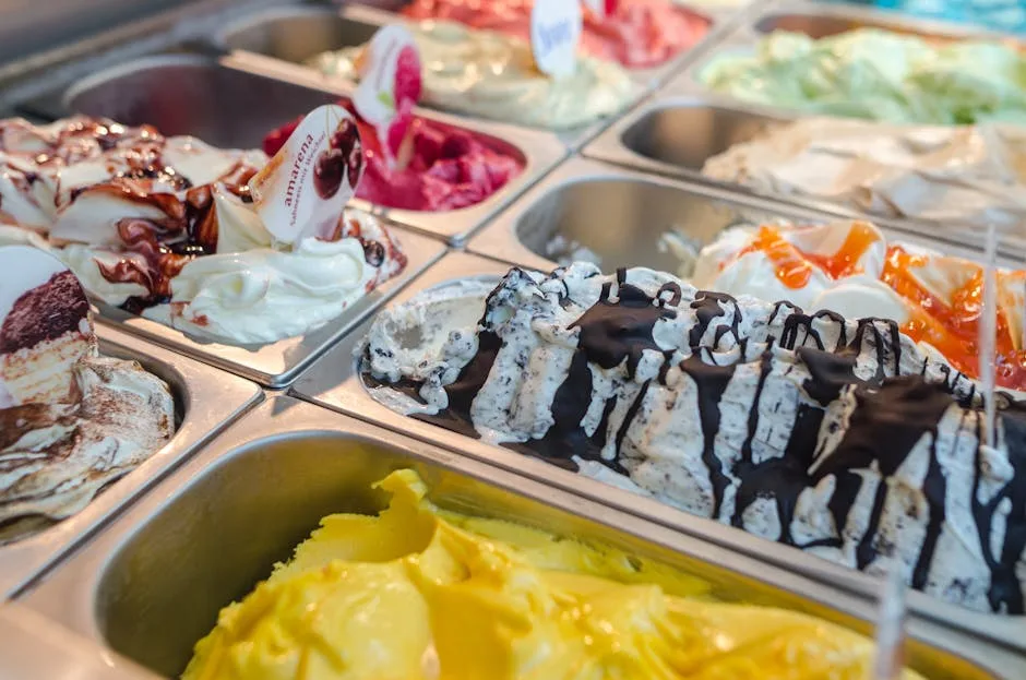 Bacs de gelato colorés exposés derrière la vitrine d'une gelateria