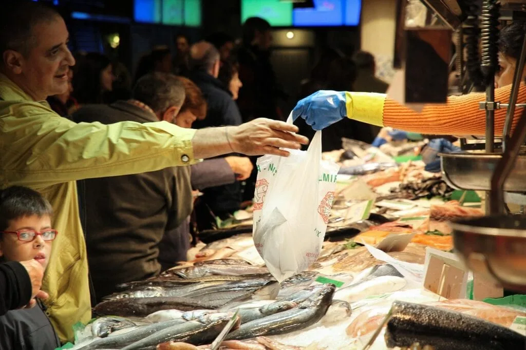 Foule et vendeur échangeant un sac, enfant curieux au marché de Rome