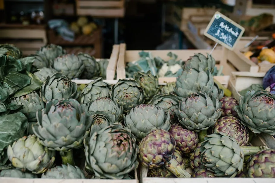 Cagettes d'artichauts verts empilées sur un étal de marché romain