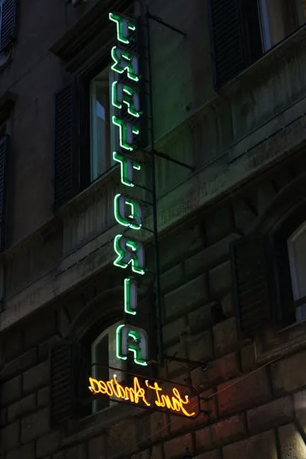 Enseigne néon verte « Trattoria » suspendue sur façade historique de Rome
