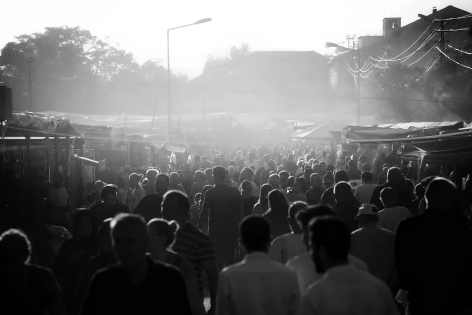 Foule compacte traversant un marché en plein air au matin