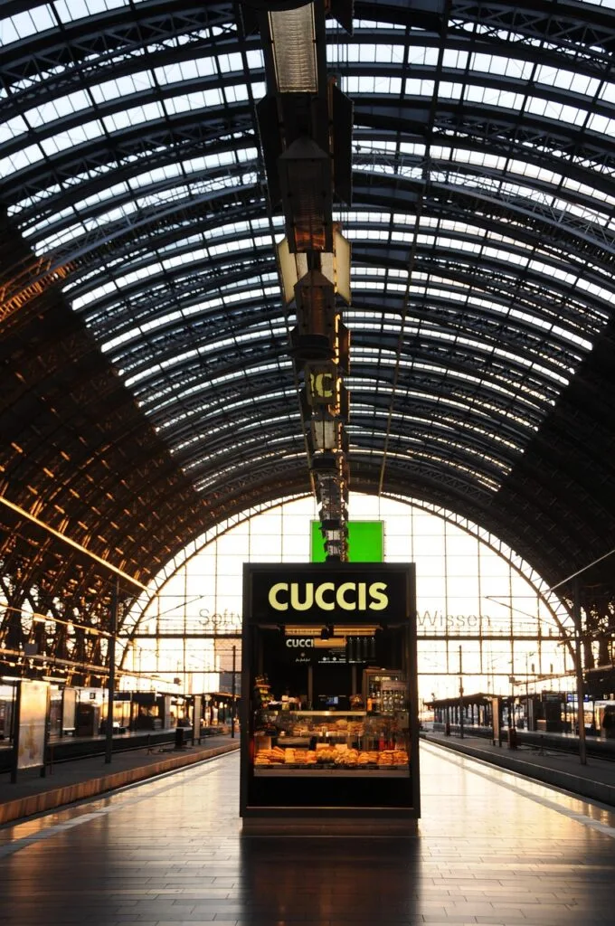 Kiosque CUCCIS sur un quai sous une grande verrière