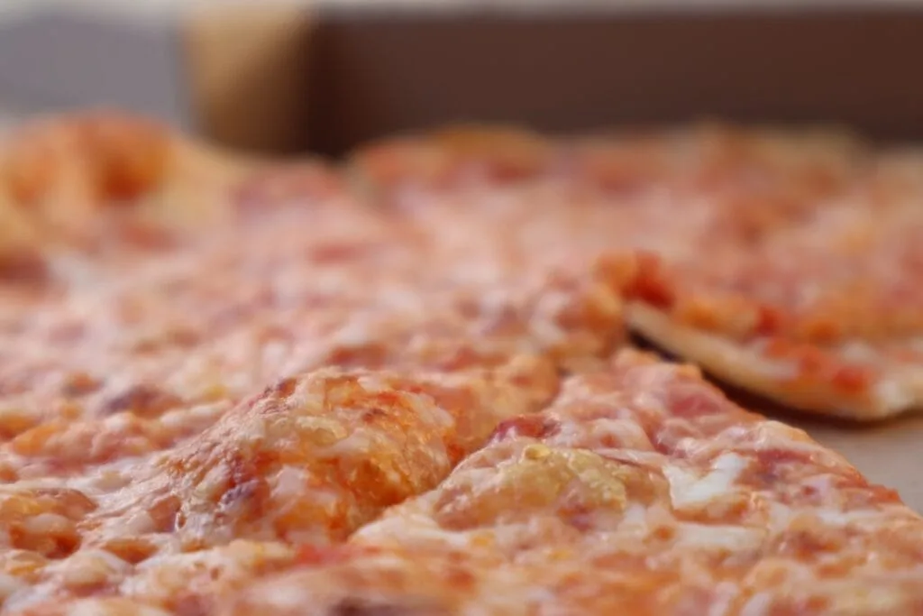 Gros plan sur parts de pizza au fromage dans une boîte