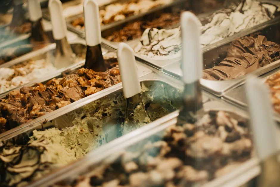 Présentoir de gelati multicolores dans une gelateria typique de Rome