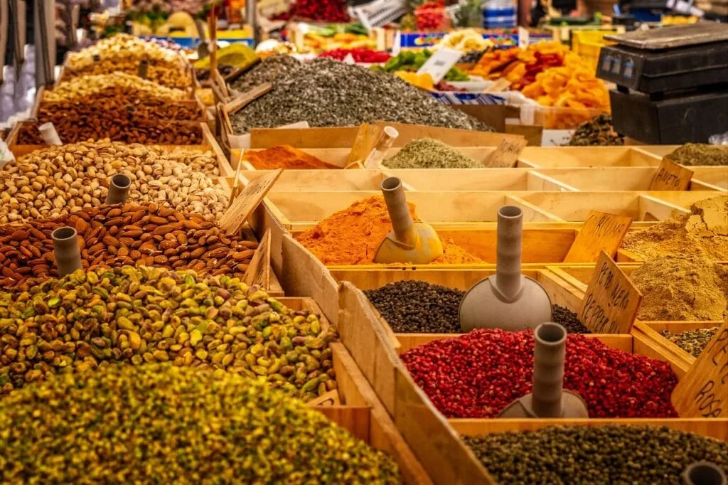 Étal d'épices et fruits secs colorés sur un marché romain