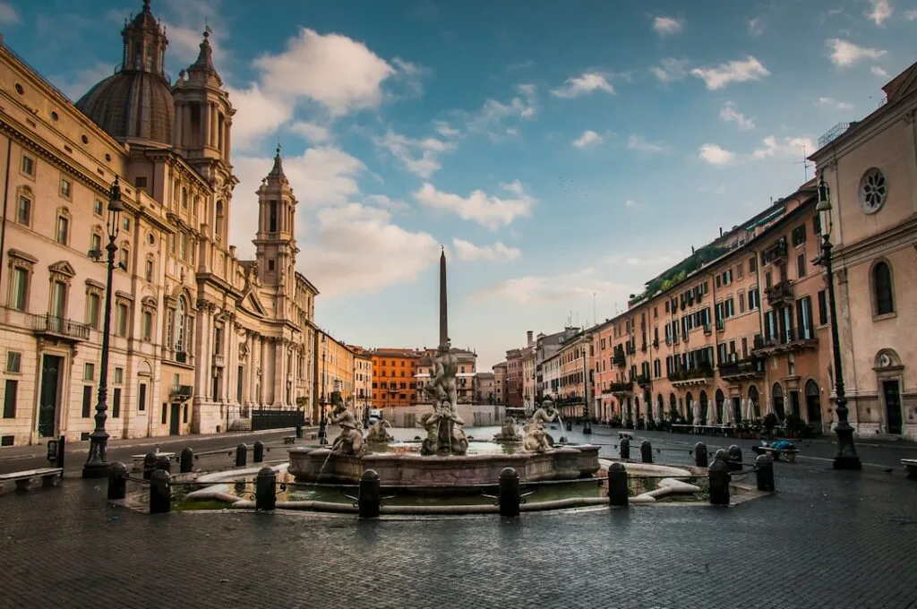 Piazza Navona à Rome, fontaine centrale et obélisque sous le ciel