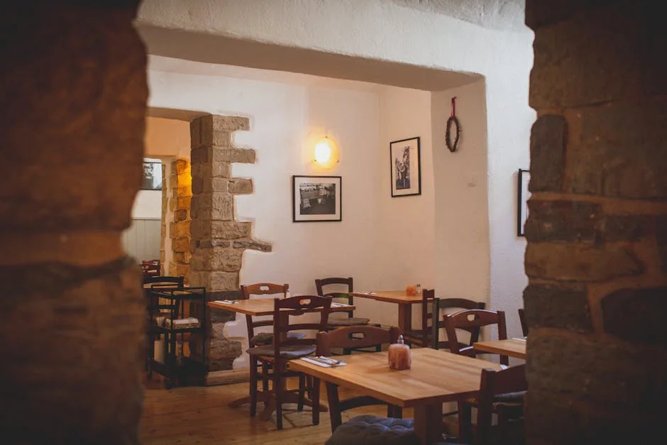Intérieur d'une petite trattoria romaine aux tables et murs en pierre