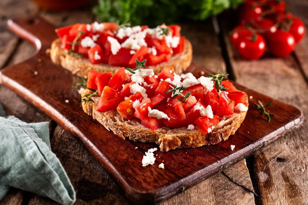 Bruschetta croustillante garnie de tomates et fromage, spécialité romaine