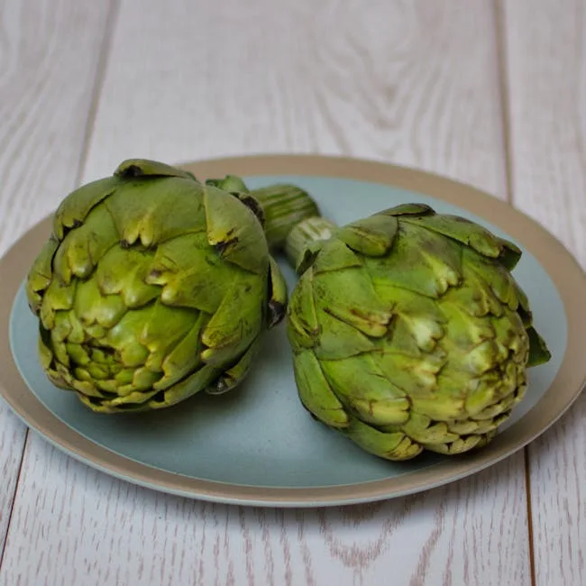 Deux artichauts entiers sur assiette, carciofi typiques de Rome
